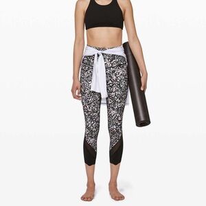 LULULEMON WUNDER UNDER FLORAL CROP LEGGINGS SCALLOP DETAIL NO SIZE TAG. 4 fit